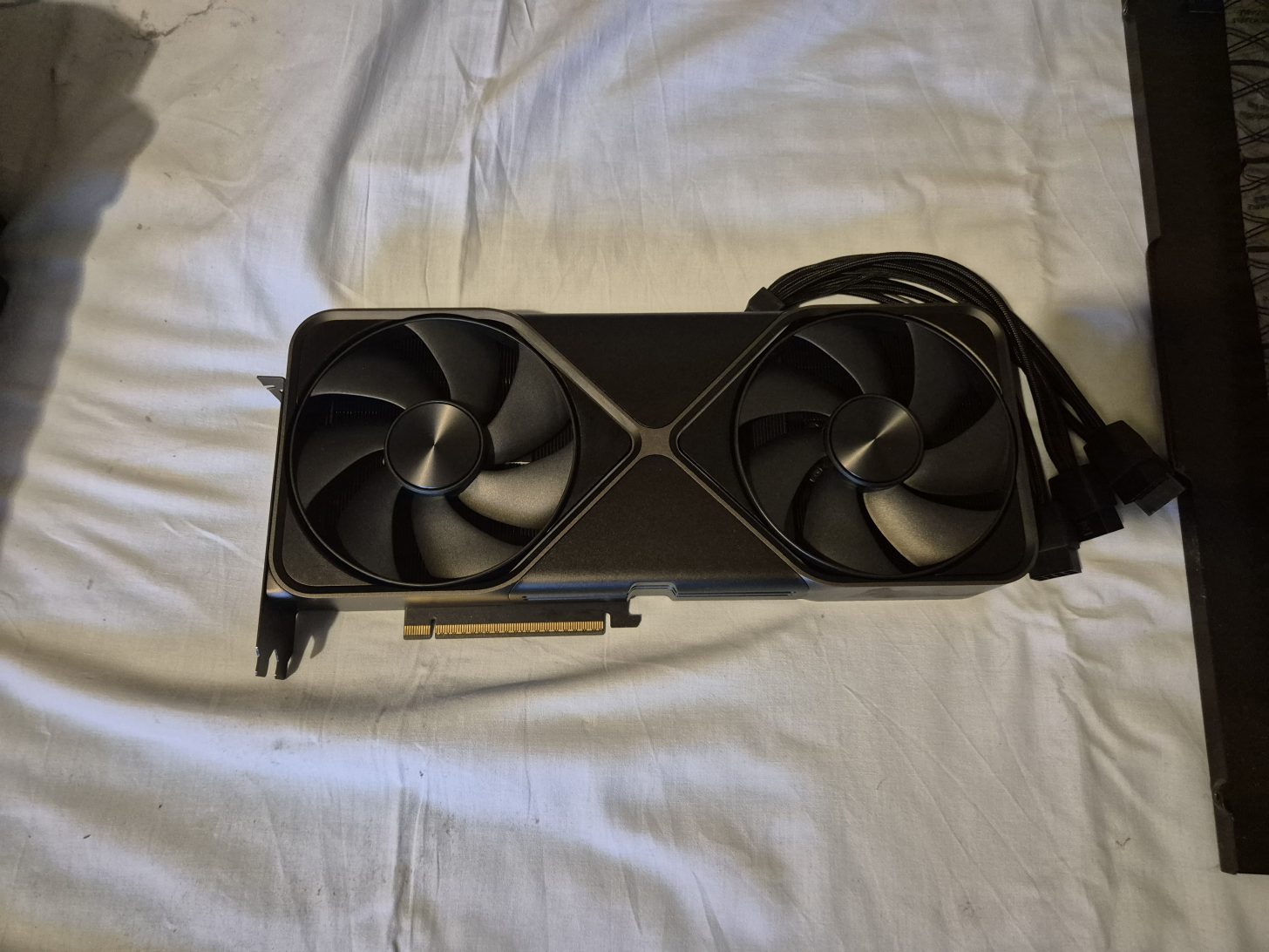 Card đồ họa NVIDIA GeForce RTX 5090 Founders Edition nhìn từ mặt trên