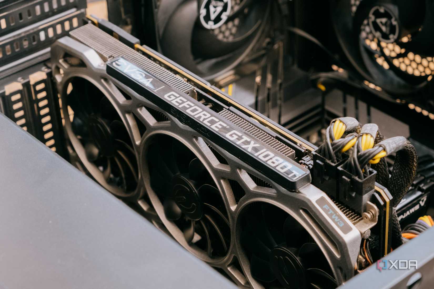 Card EVGA GTX 1080 Ti lắp trong máy tính