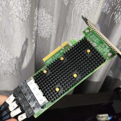 Card HBA với các đầu cáp nối ổ và khối tản nhiệt