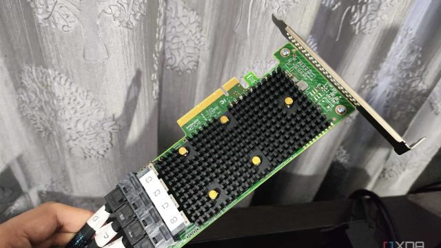 Card HBA với các đầu cáp nối ổ và khối tản nhiệt