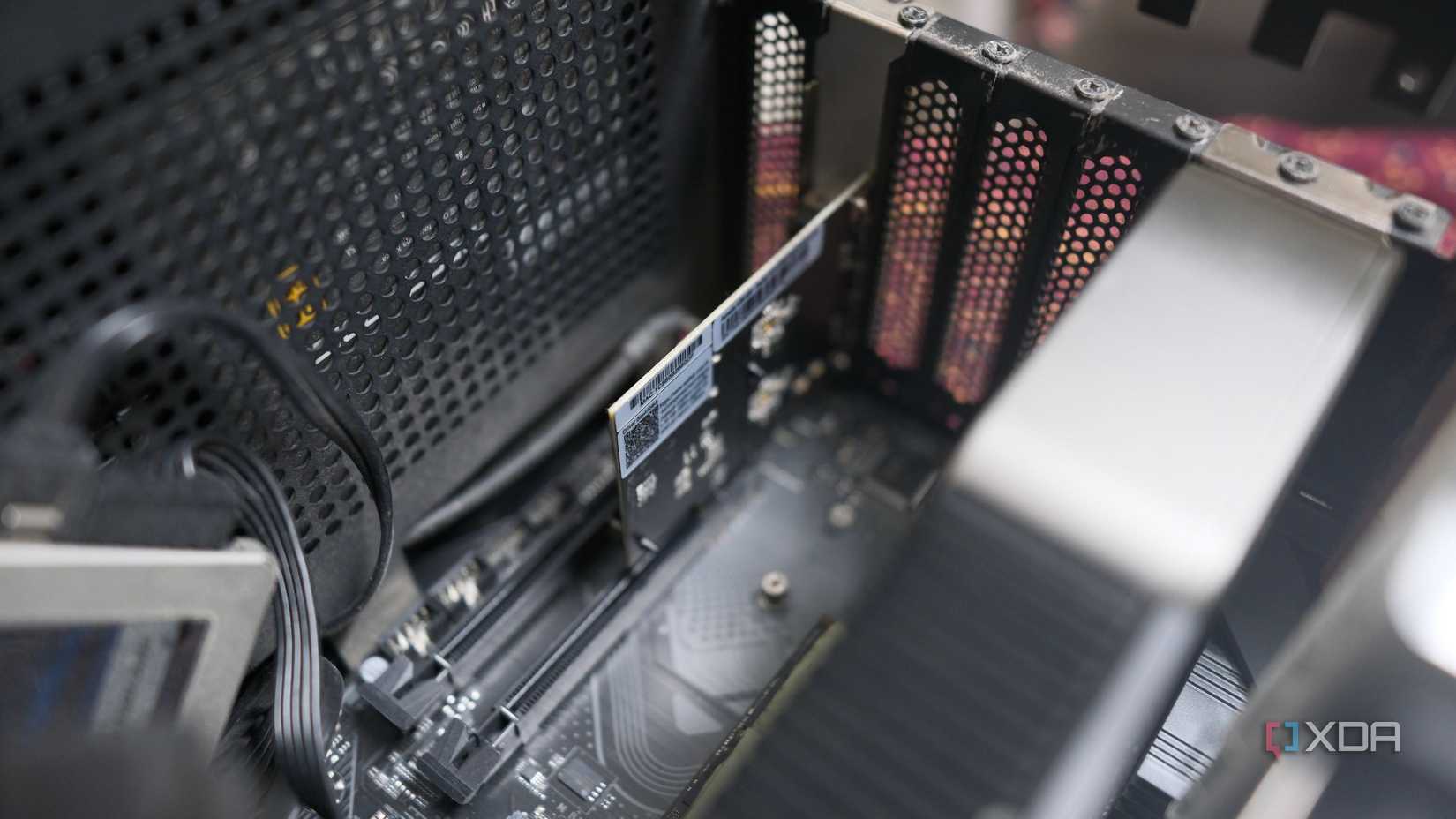 Card mạng hai cổng trong khe PCIe của máy tính để bàn