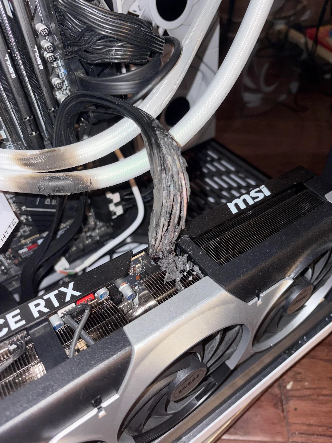 Card Nvidia MSI và dây nguồn 16 chân bị cháy