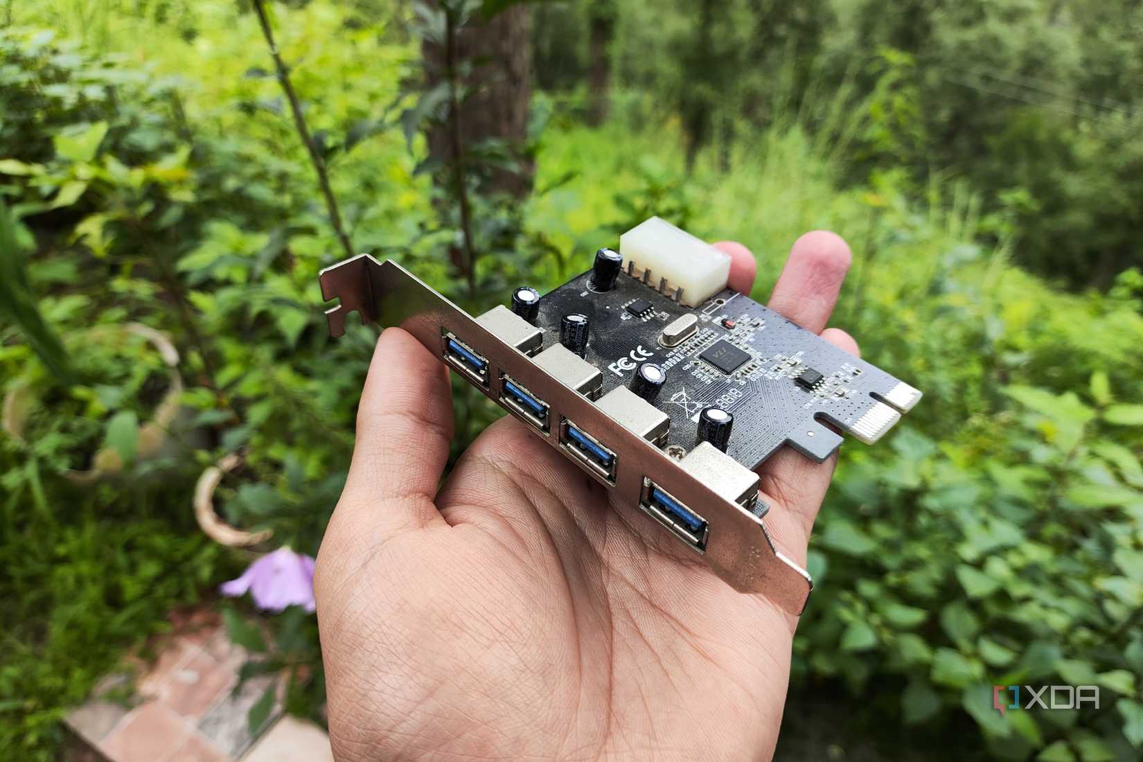 Card PCIe bổ sung bốn cổng USB bên ngoài