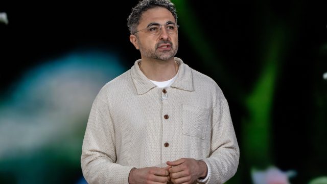 CEO Microsoft AI Mustafa Suleyman tại sự kiện của Microsoft