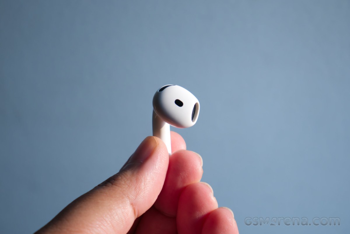 Một chiếc AirPods 5 cầm giữa các ngón tay