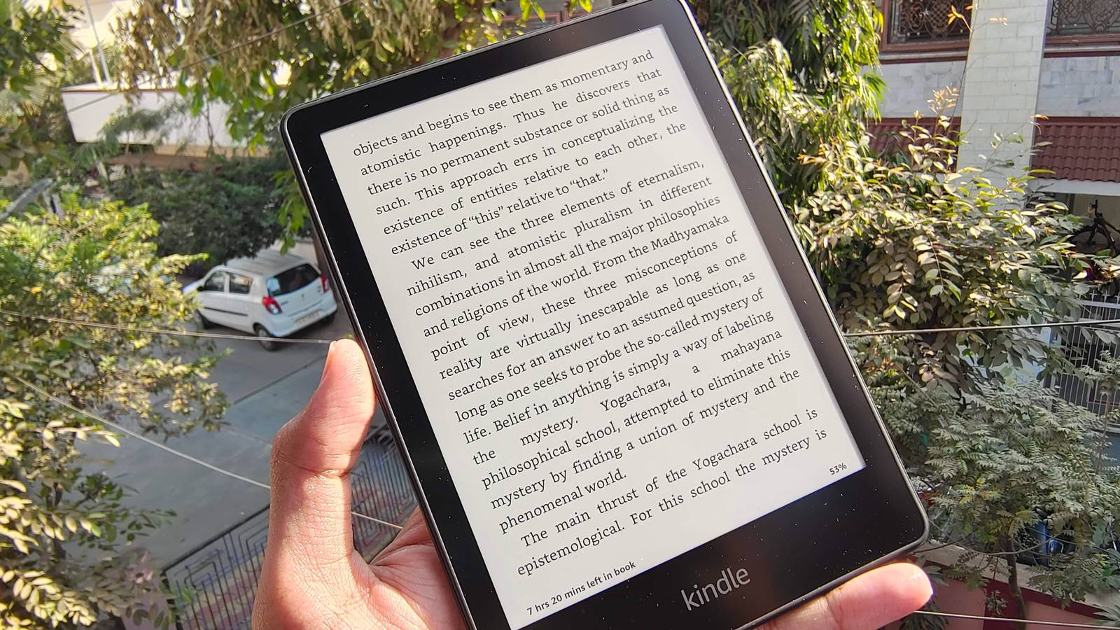 Một chiếc Kindle đang hiển thị trang sách khi được cầm ngoài trời