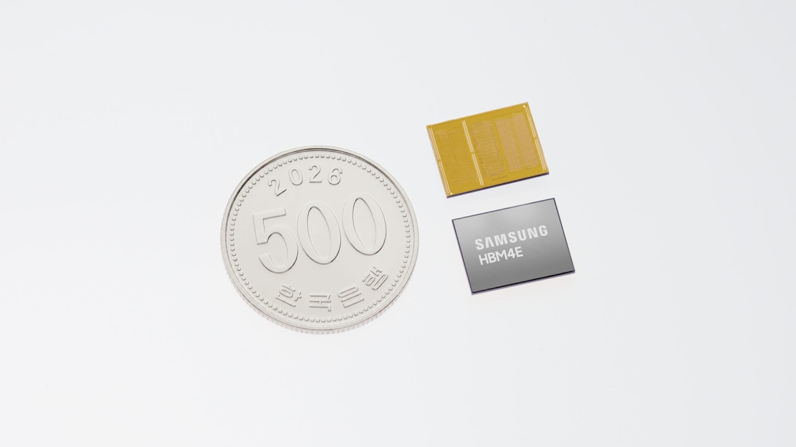 Chip Samsung HBM4E và bo mạch cạnh đồng xu 500 won.