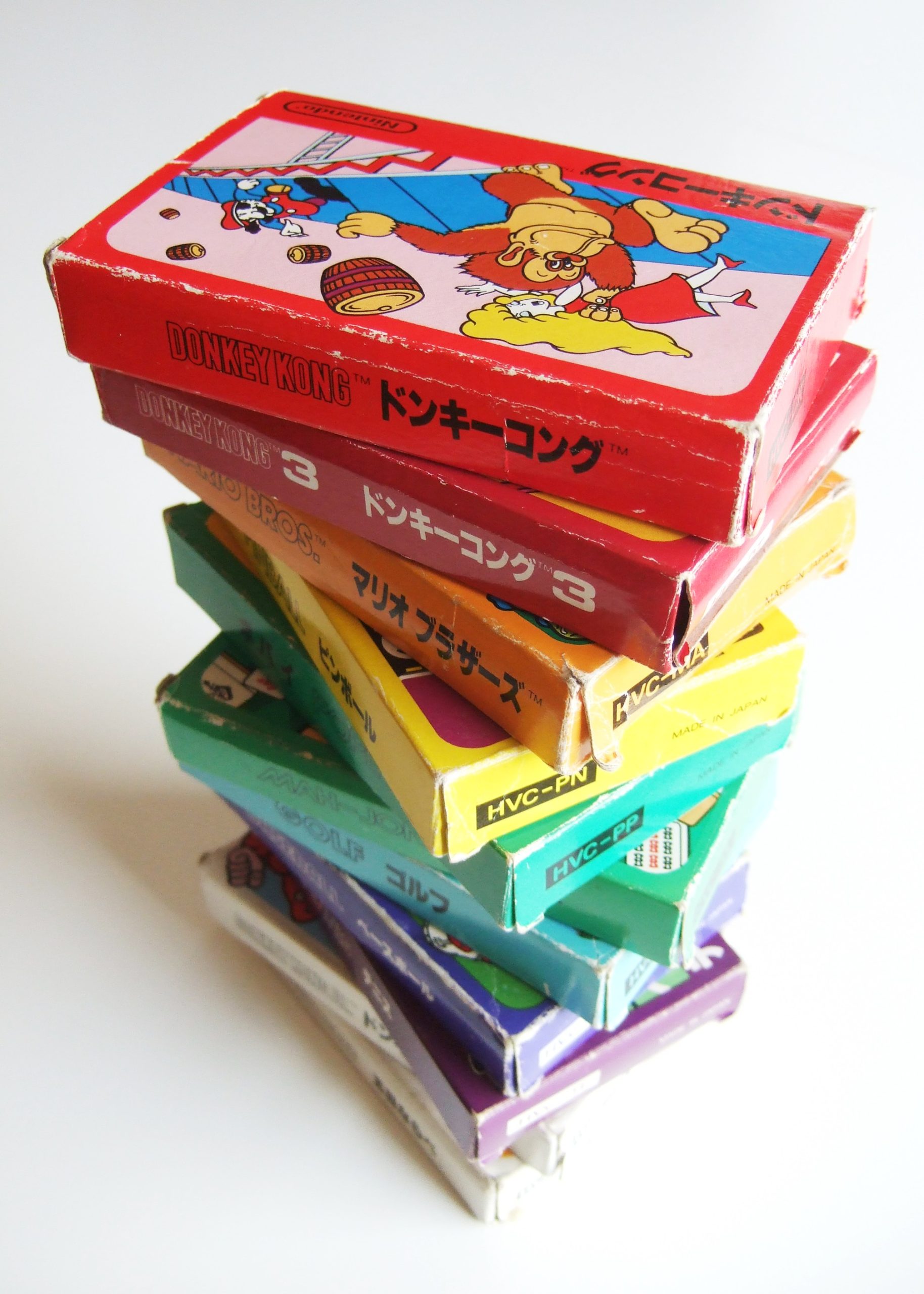 Chồng hộp băng game Famicom cổ điển nhiều màu sắc của Nintendo