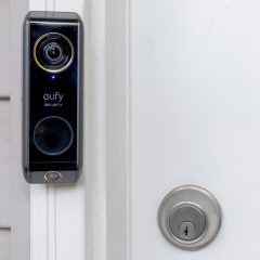 Chuông cửa video eufy gắn cạnh khung cửa và ổ khóa.