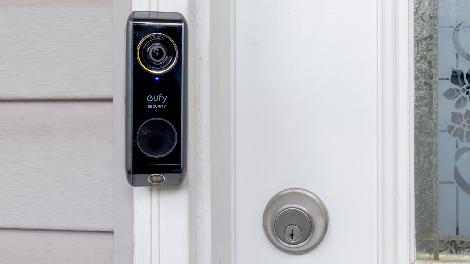 Chuông cửa video eufy gắn cạnh khung cửa và ổ khóa.
