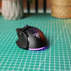 Chuột gaming Razer Basilisk V4 Pro màu đen nhìn từ trên xuống