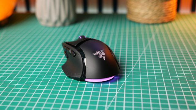 Chuột gaming Razer Basilisk V4 Pro màu đen nhìn từ trên xuống