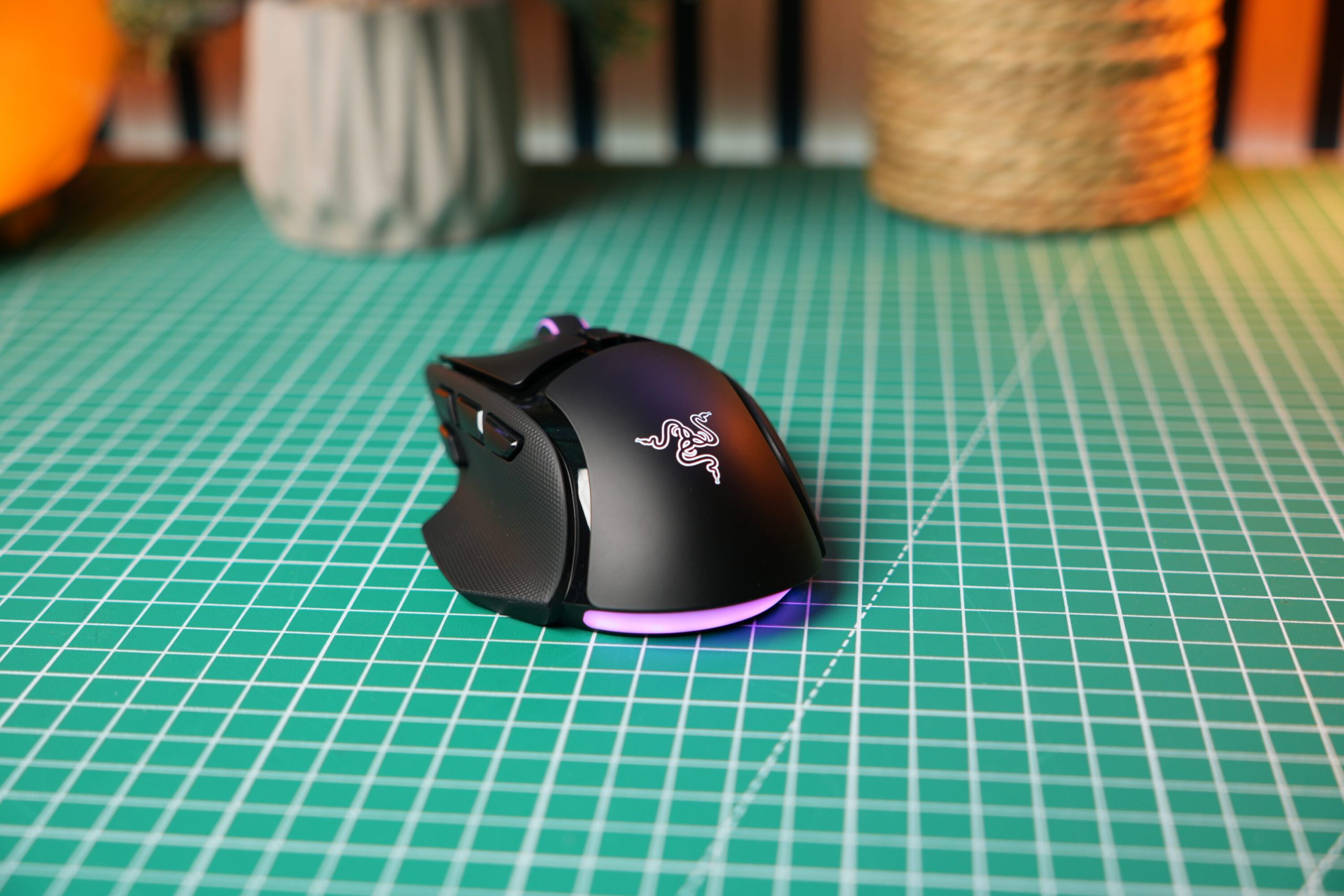 Chuột gaming Razer Basilisk V4 Pro màu đen nhìn từ trên xuống