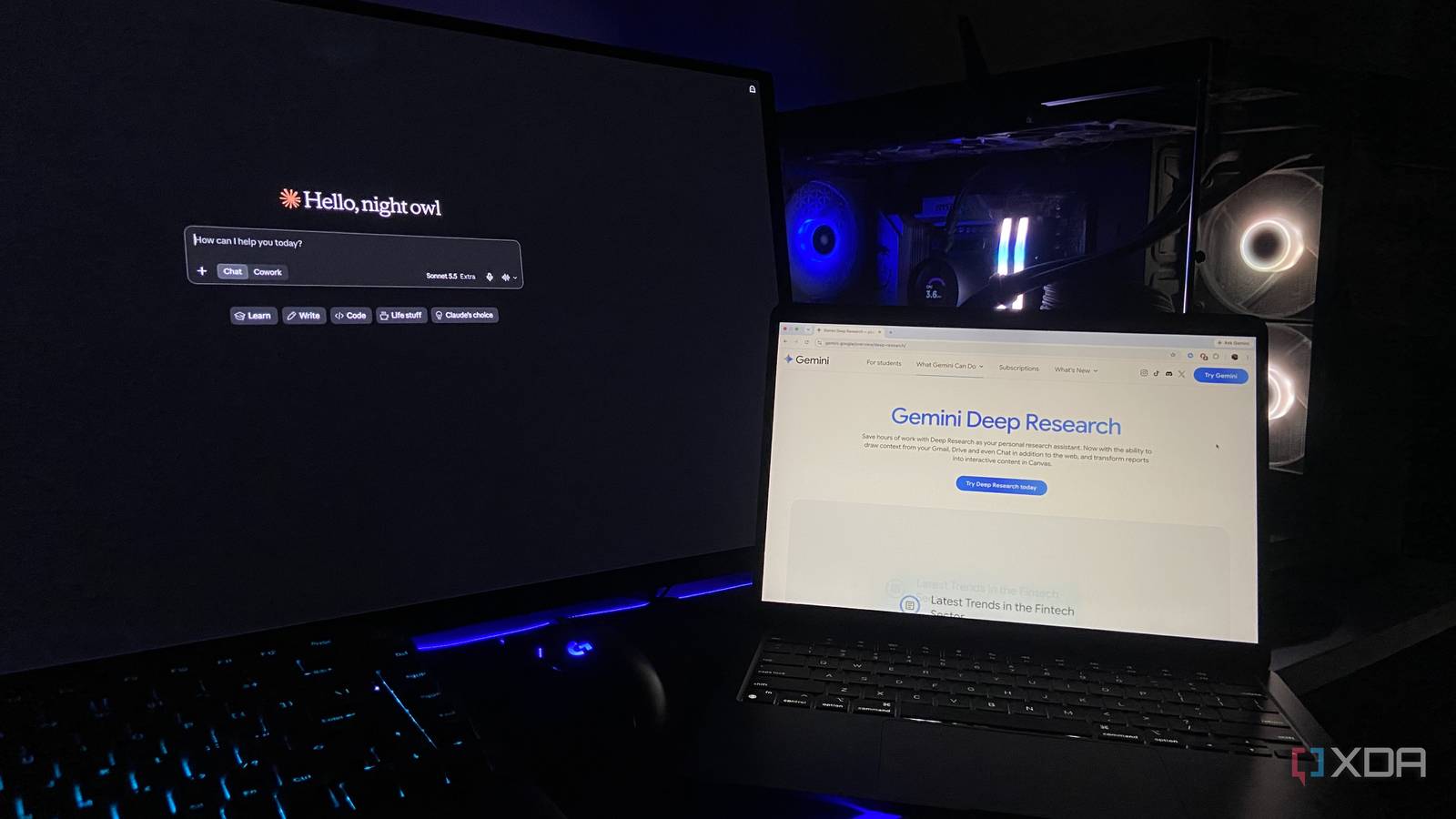 Claude trên màn hình desktop và Gemini trên laptop