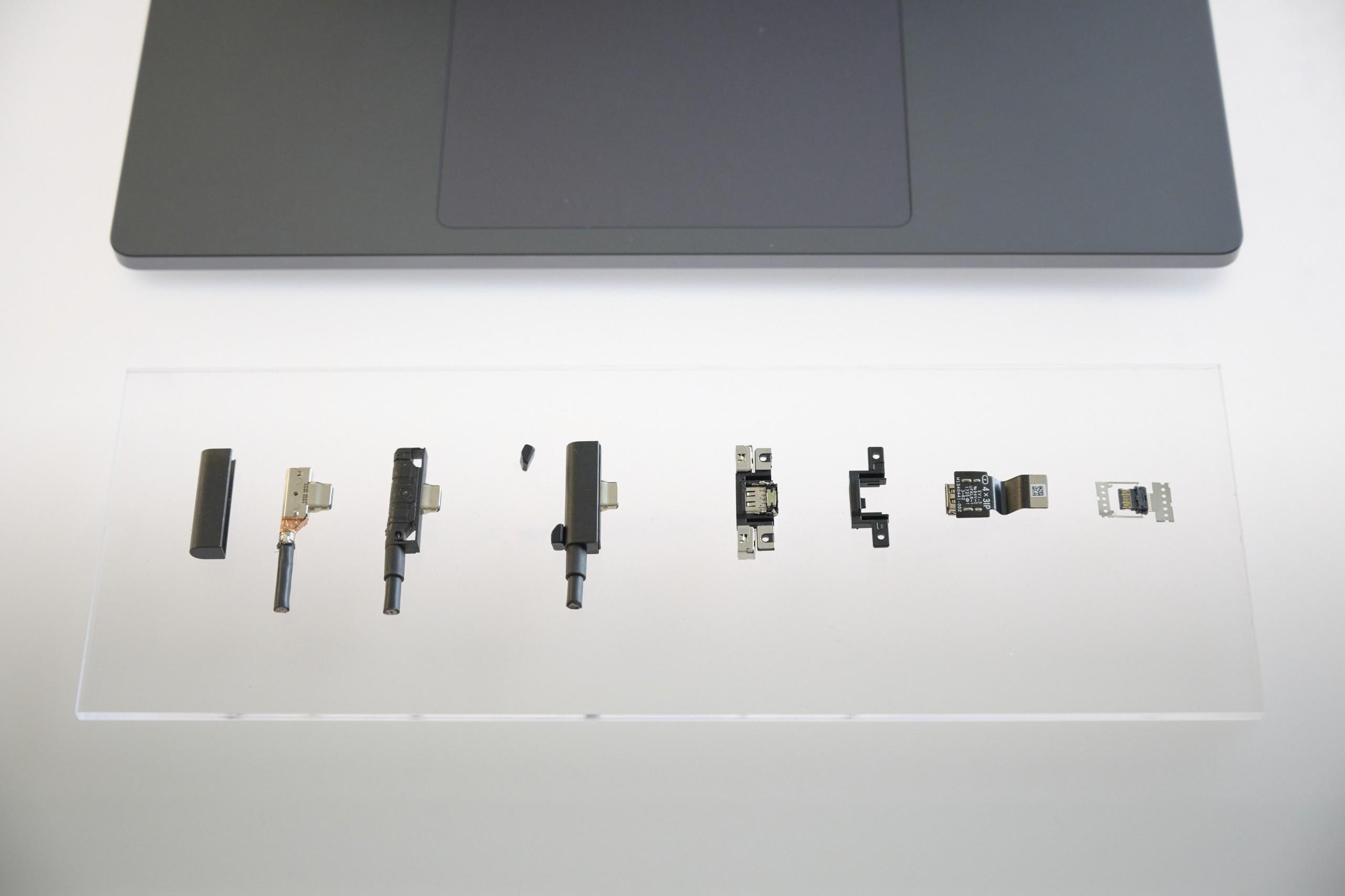 Cơ cấu sạc từ tính được bố trí quanh USB-C để giữ lại kết nối phổ dụng.