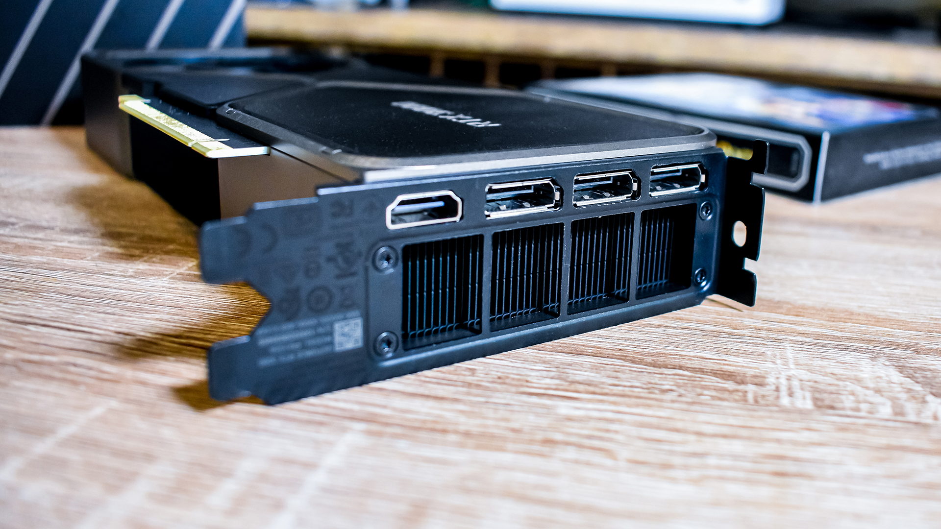 Cổng HDMI và ba cổng DisplayPort trên RTX 3080 Founders Edition