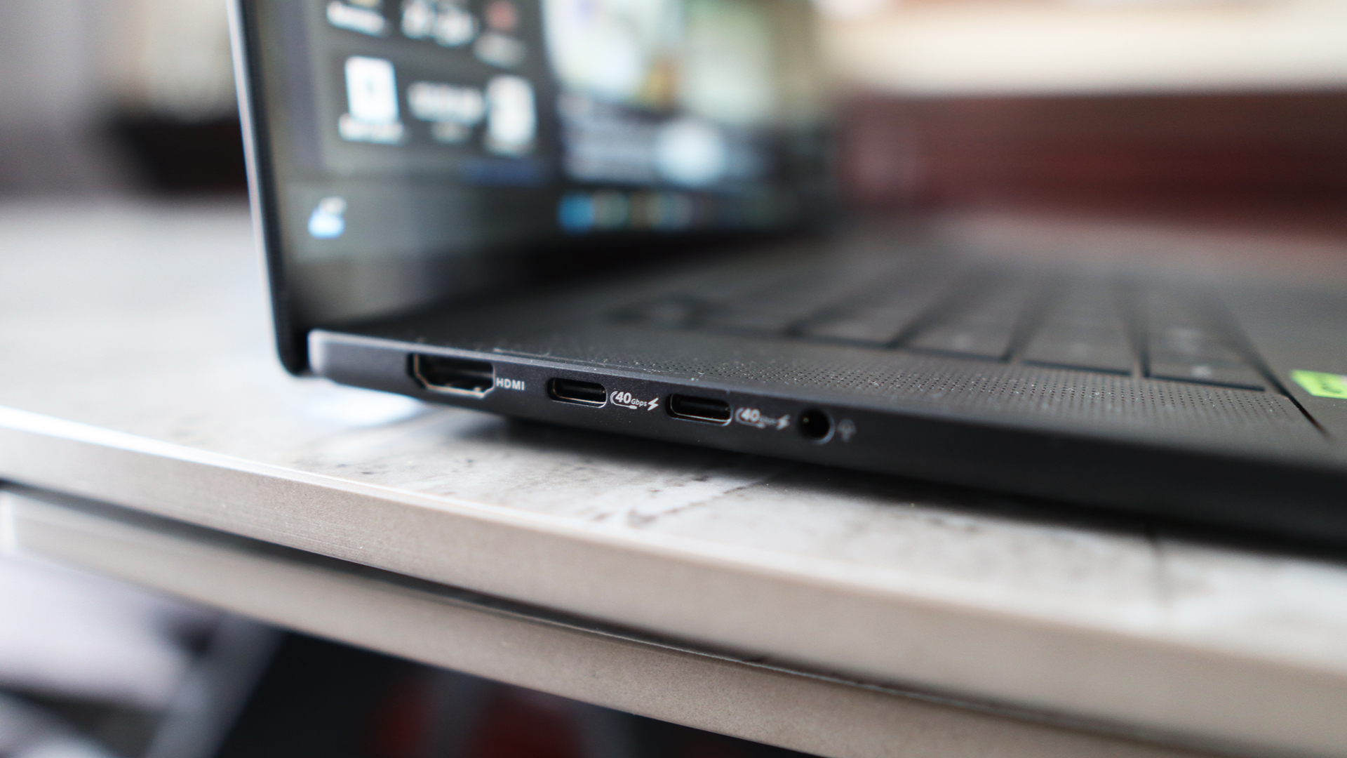 Các cổng kết nối bên trái ASUS ProArt P16 RTX Spark