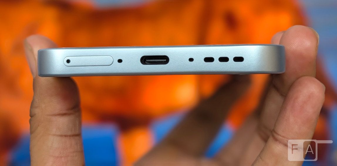 Cổng USB-C, khay SIM và loa ở cạnh đáy Oppo F35 Pro