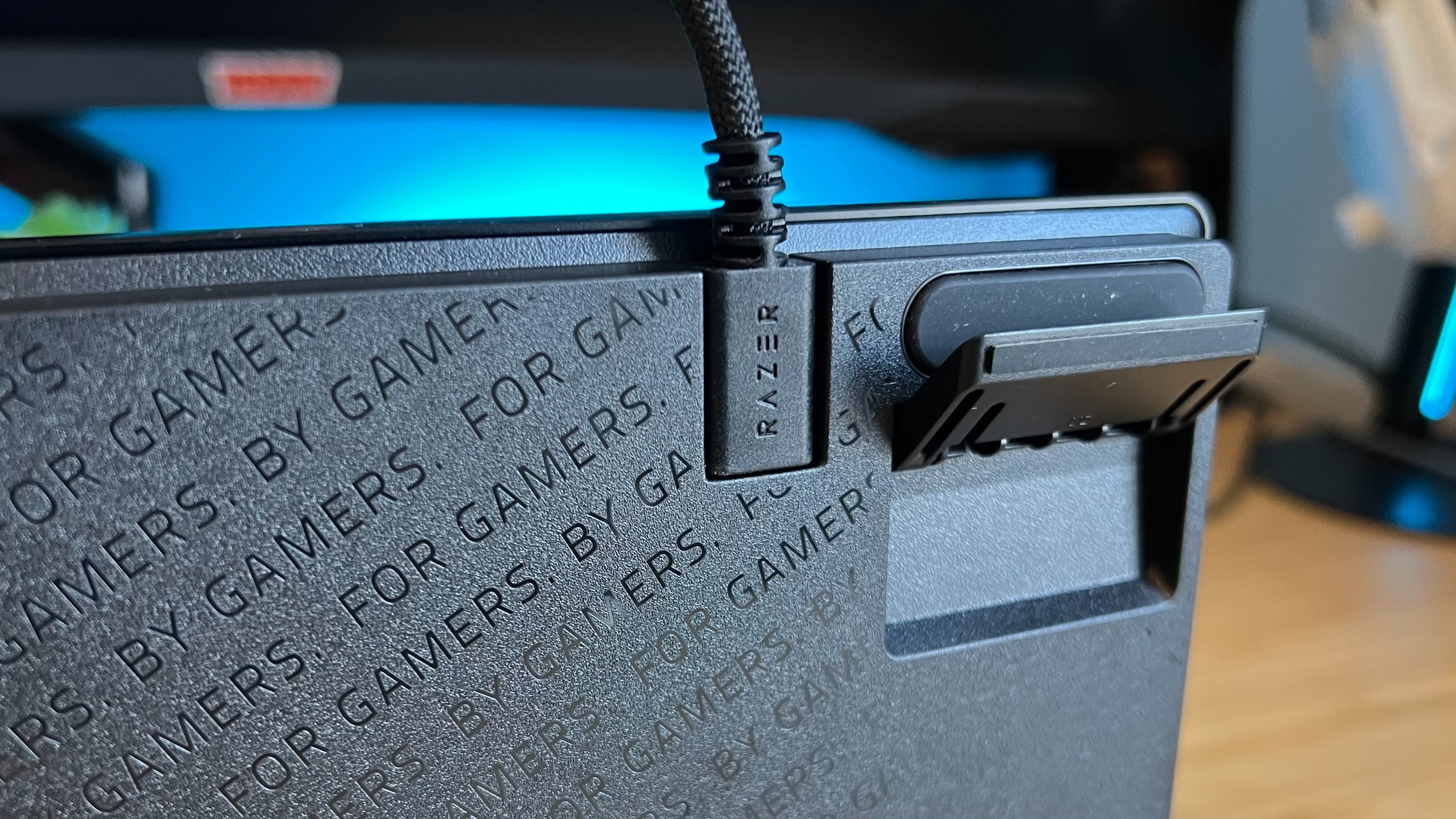 Cổng USB và chân nâng của Razer Huntsman V3 HE