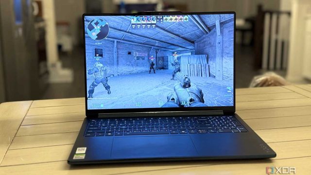 Counter-Strike 2 chạy trên laptop Lenovo Yoga 9n RTX Spark
