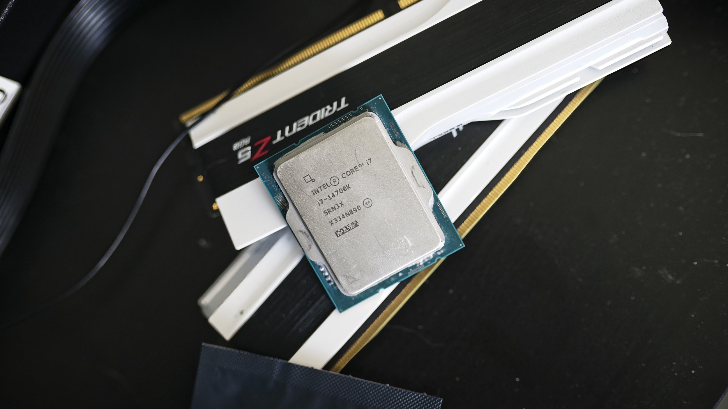 CPU Intel Core i7-14700K đặt cạnh các thanh RAM