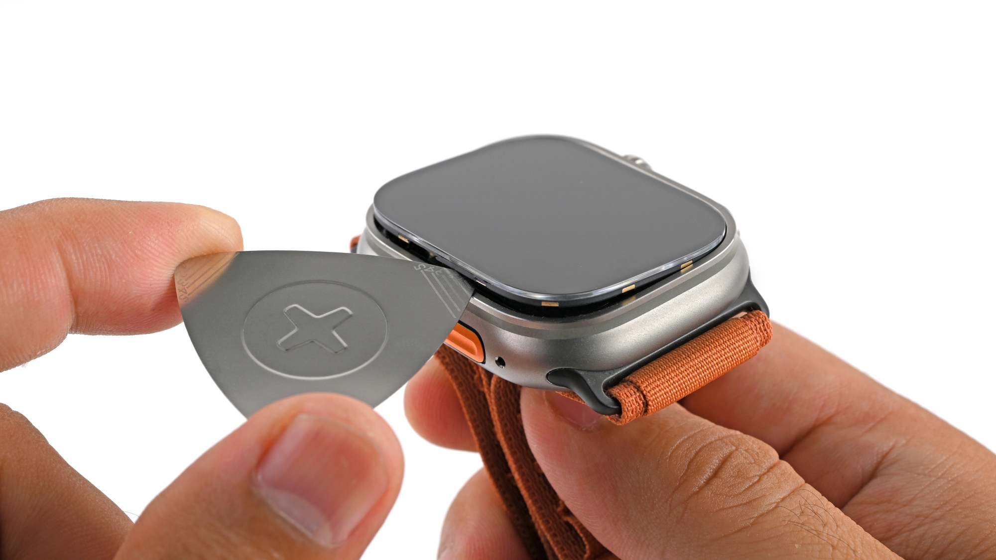 Dụng cụ kim loại mỏng được dùng để mở màn hình Apple Watch