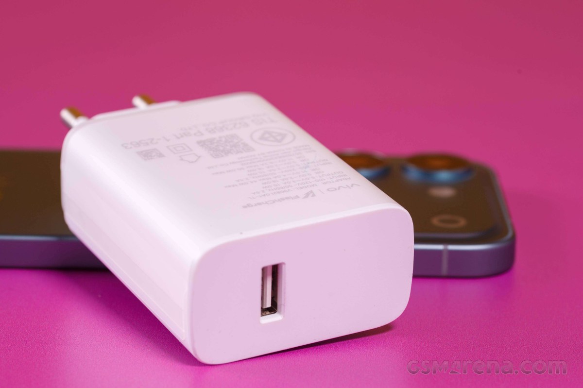 Củ sạc FlashCharge cổng USB-A đặt cạnh vivo V80