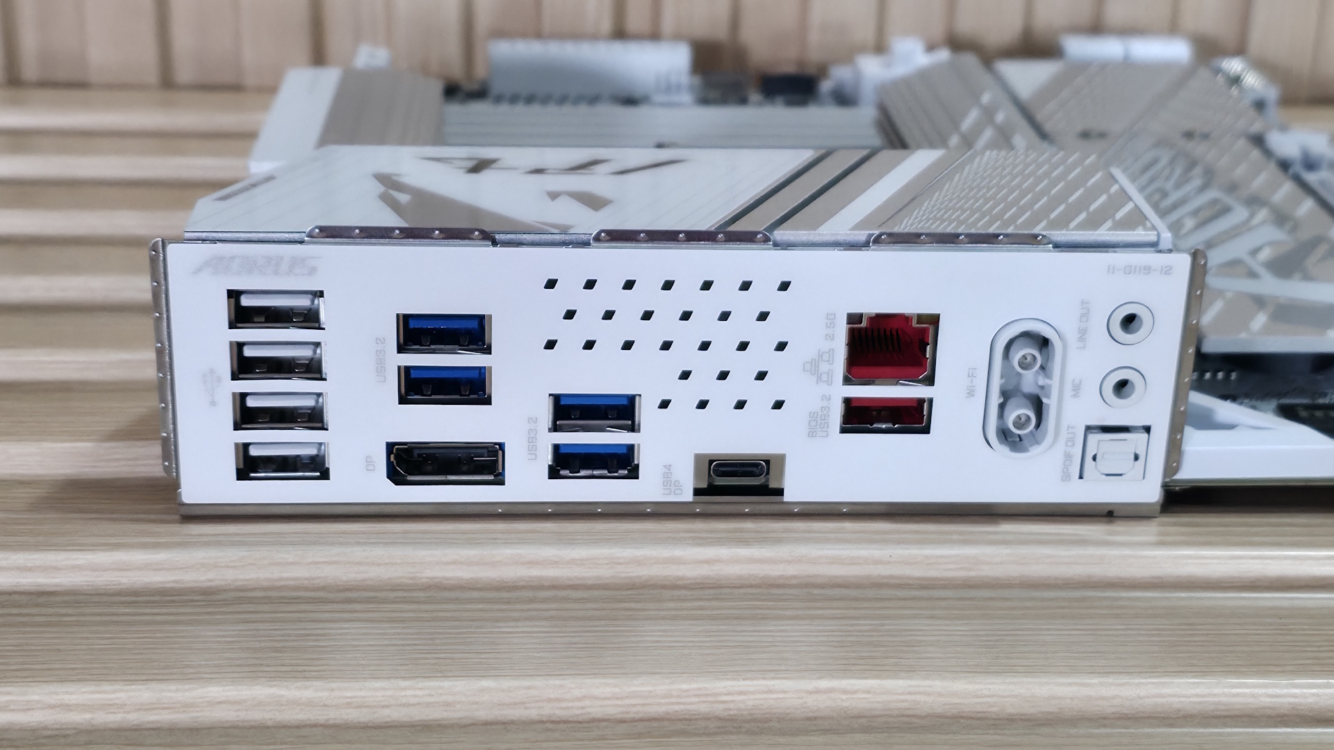 Cụm cổng I/O phía sau bo mạch Gigabyte Z890M Aorus Elite WiFi7 Ice