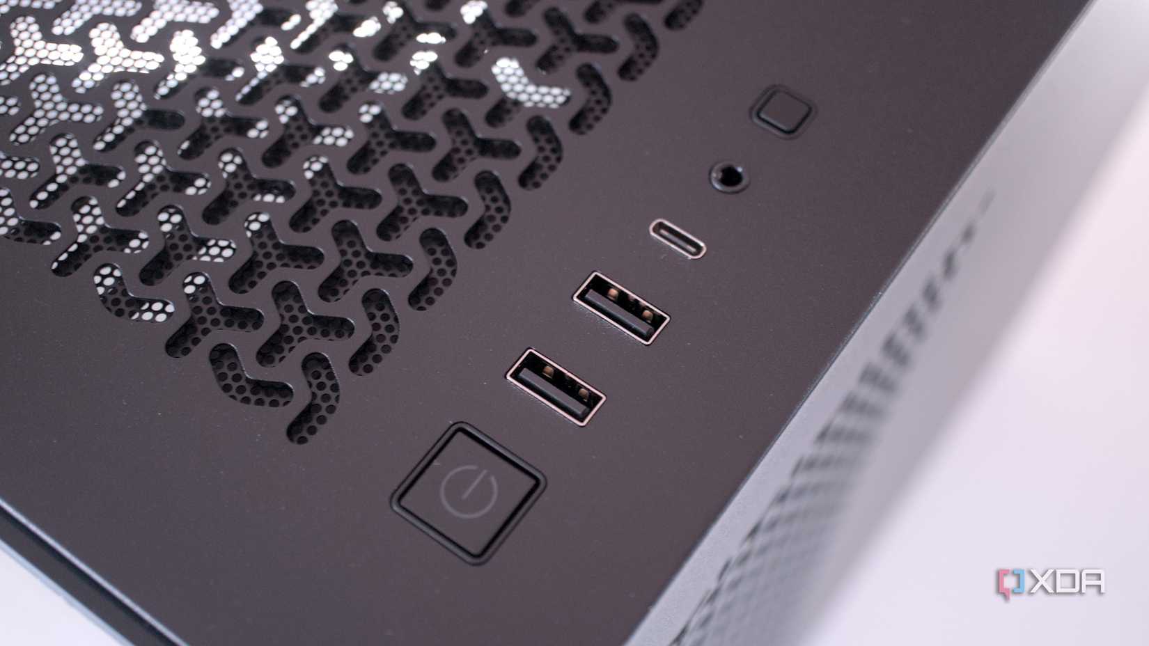Cụm cổng USB trên vỏ máy Corsair 3500X