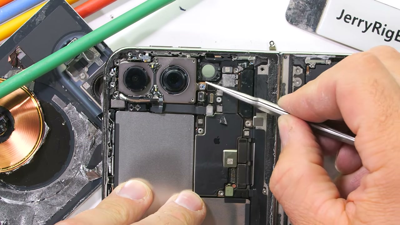 Cụm hai camera sau của iPhone Duo khi tháo mặt lưng