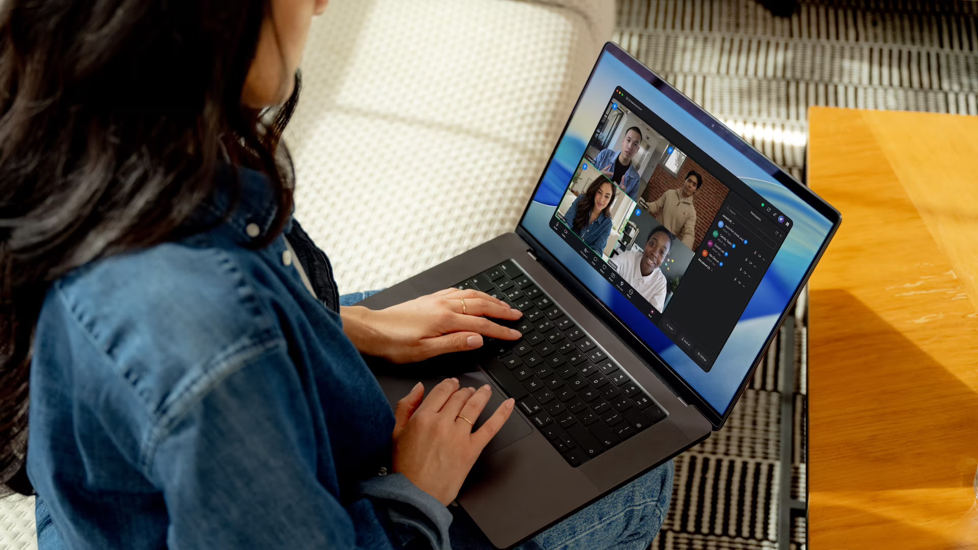 Cuộc họp video Zoom đang diễn ra trên laptop