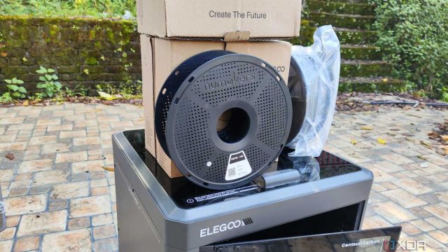 Cuộn nhựa in 3D PETG đặt trên máy in Elegoo Centauri Carbon ngoài sân
