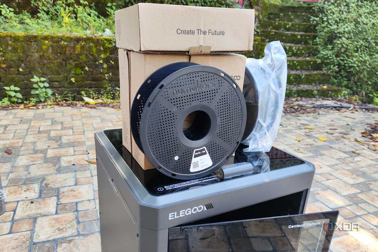 Cuộn nhựa in 3D PETG đặt trên máy in Elegoo Centauri Carbon ngoài sân