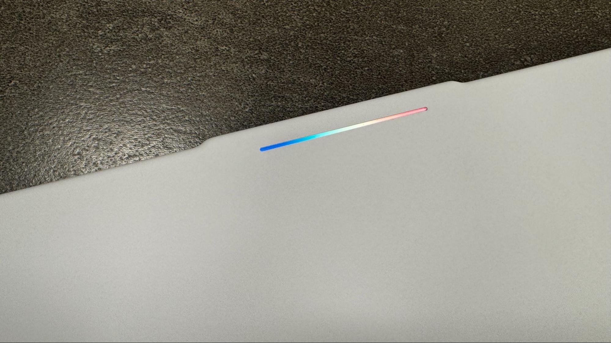 Dải Glowbar đổi màu trên nắp máy trắng là dấu hiệu nhận diện riêng của Googlebook.