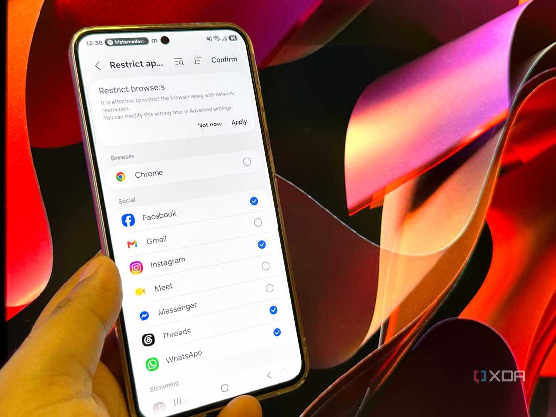 Danh sách ứng dụng có công tắc chọn ứng dụng bị hạn chế truy cập Internet, gồm Chrome, Facebook, Instagram và WhatsApp