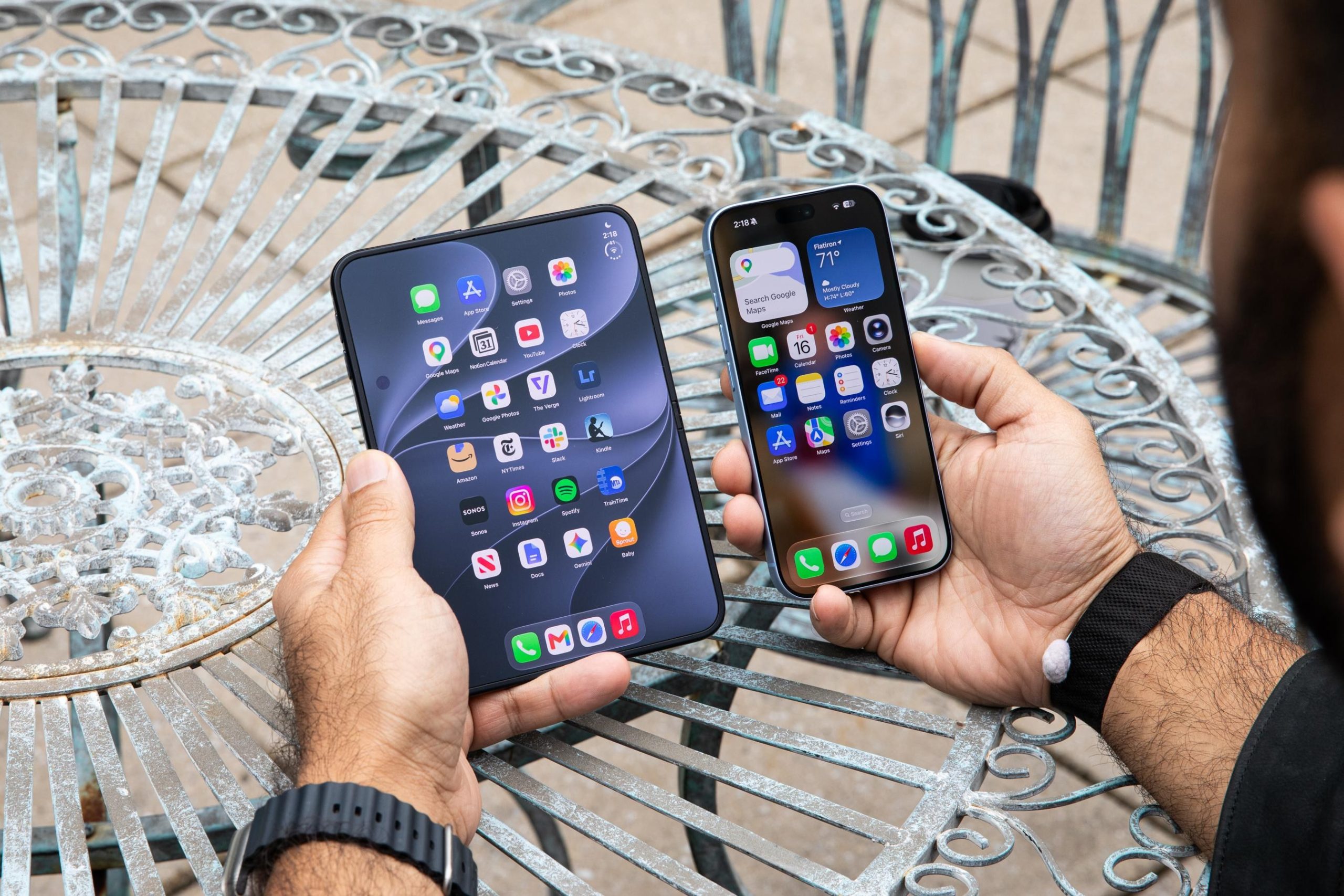 Đặt cạnh iPhone dạng thanh cho thấy Duo tăng không gian hiển thị theo chiều ngang chứ không chỉ kéo dài màn hình. Ảnh: The Verge.