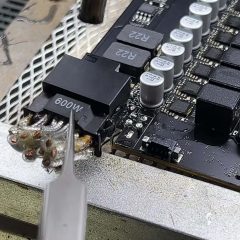 Đầu cấp nguồn 16 chân bị hư hại trên bo mạch card đồ họa Nvidia