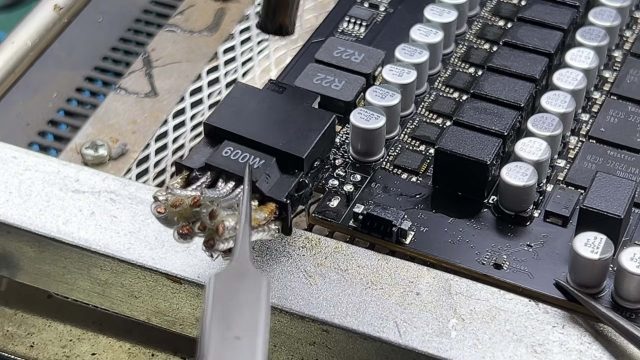 Đầu cấp nguồn 16 chân bị hư hại trên bo mạch card đồ họa Nvidia