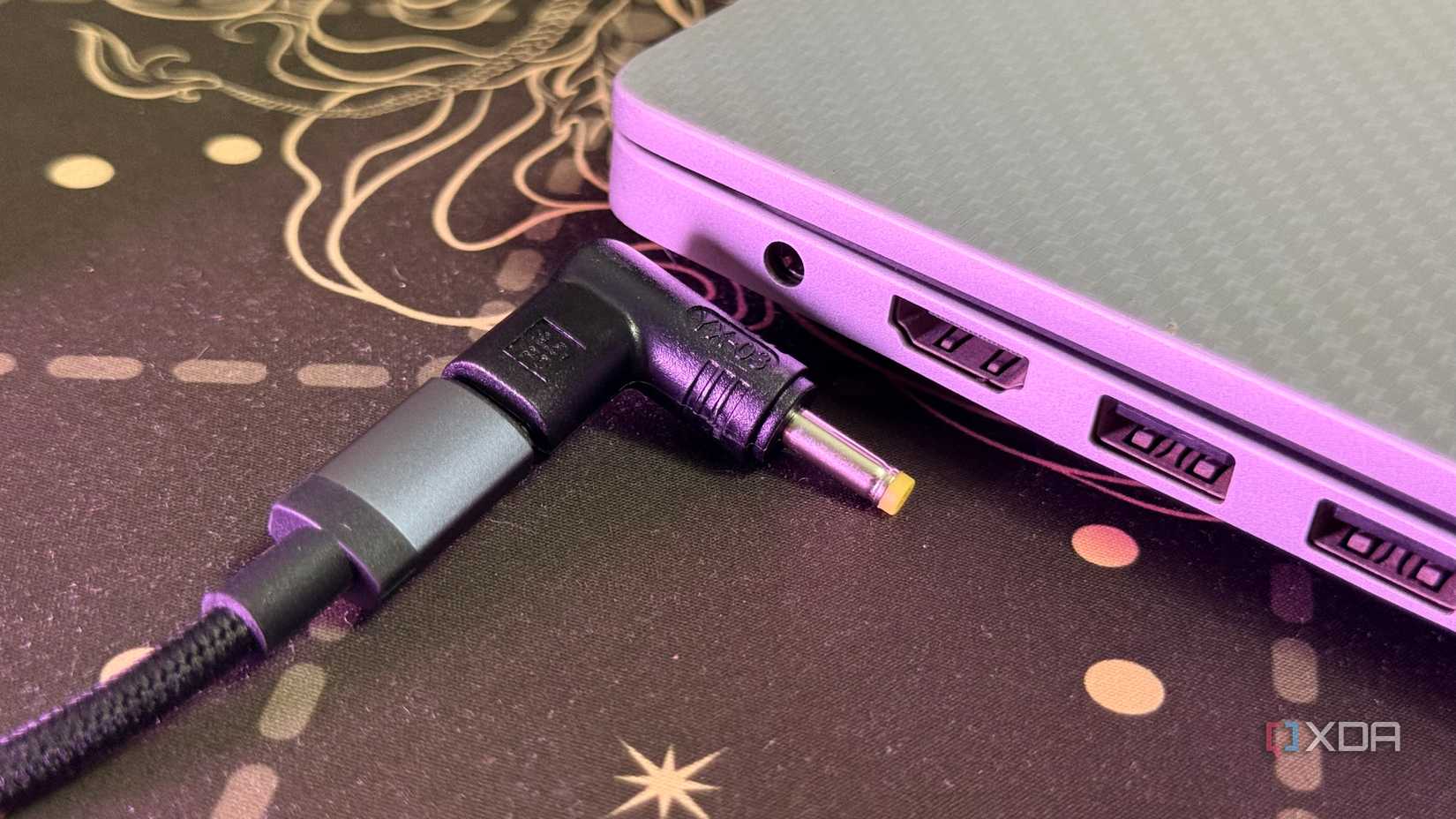 Đầu chuyển USB-C sang jack nguồn tròn cạnh cổng sạc laptop