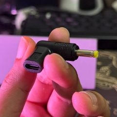 Đầu chuyển USB-C sang jack tròn trên tay