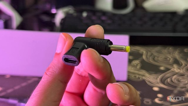 Đầu chuyển USB-C sang jack tròn trên tay