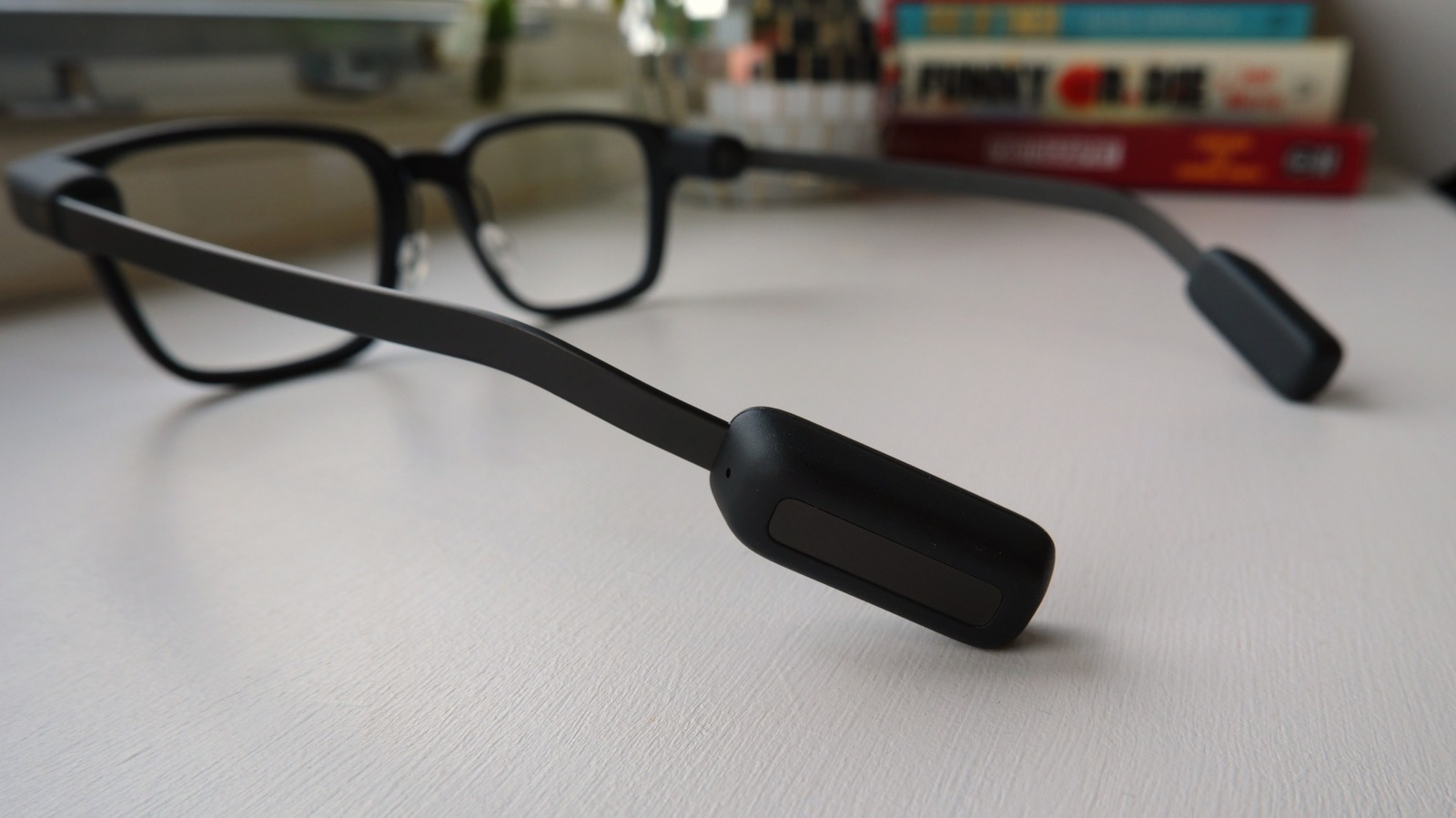 Đầu đuôi gọng kính Even Realities G2 có touchpad