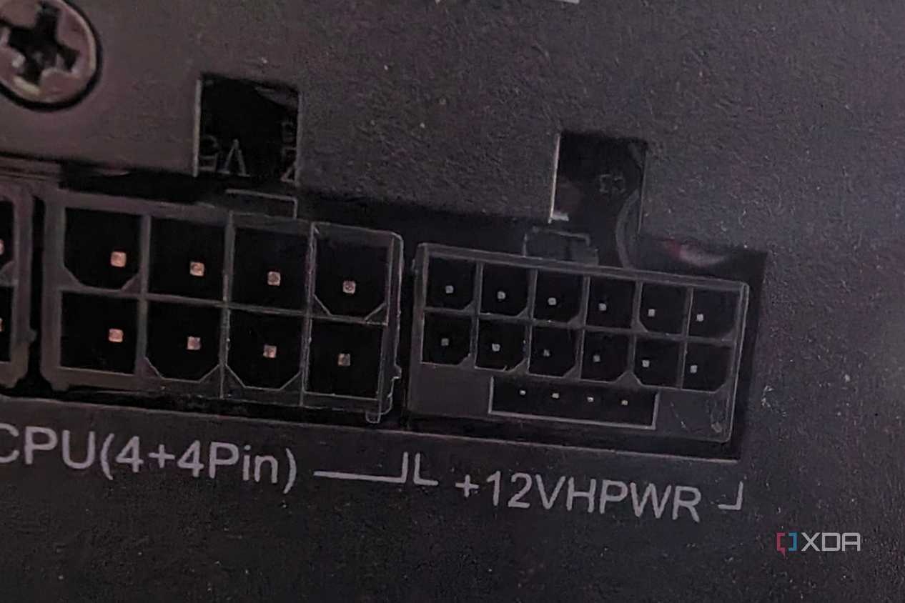 Nhãn trên bộ nguồn tách rõ cổng CPU 4+4 pin và 12VHPWR; hãy dùng đúng cáp cho từng đầu ra.