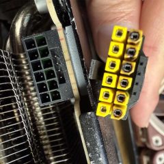 Đầu nối nguồn 16-pin có phần nhựa ngả màu và dấu hiệu cháy cạnh ổ cắm.