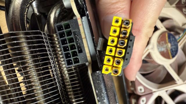 Đầu nối nguồn 16-pin có phần nhựa ngả màu và dấu hiệu cháy cạnh ổ cắm.
