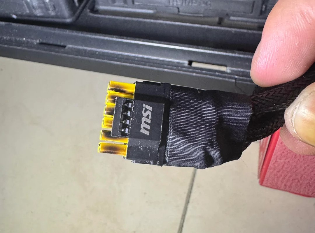 Đầu nối nguồn card đồ họa MSI bị cháy đổi màu