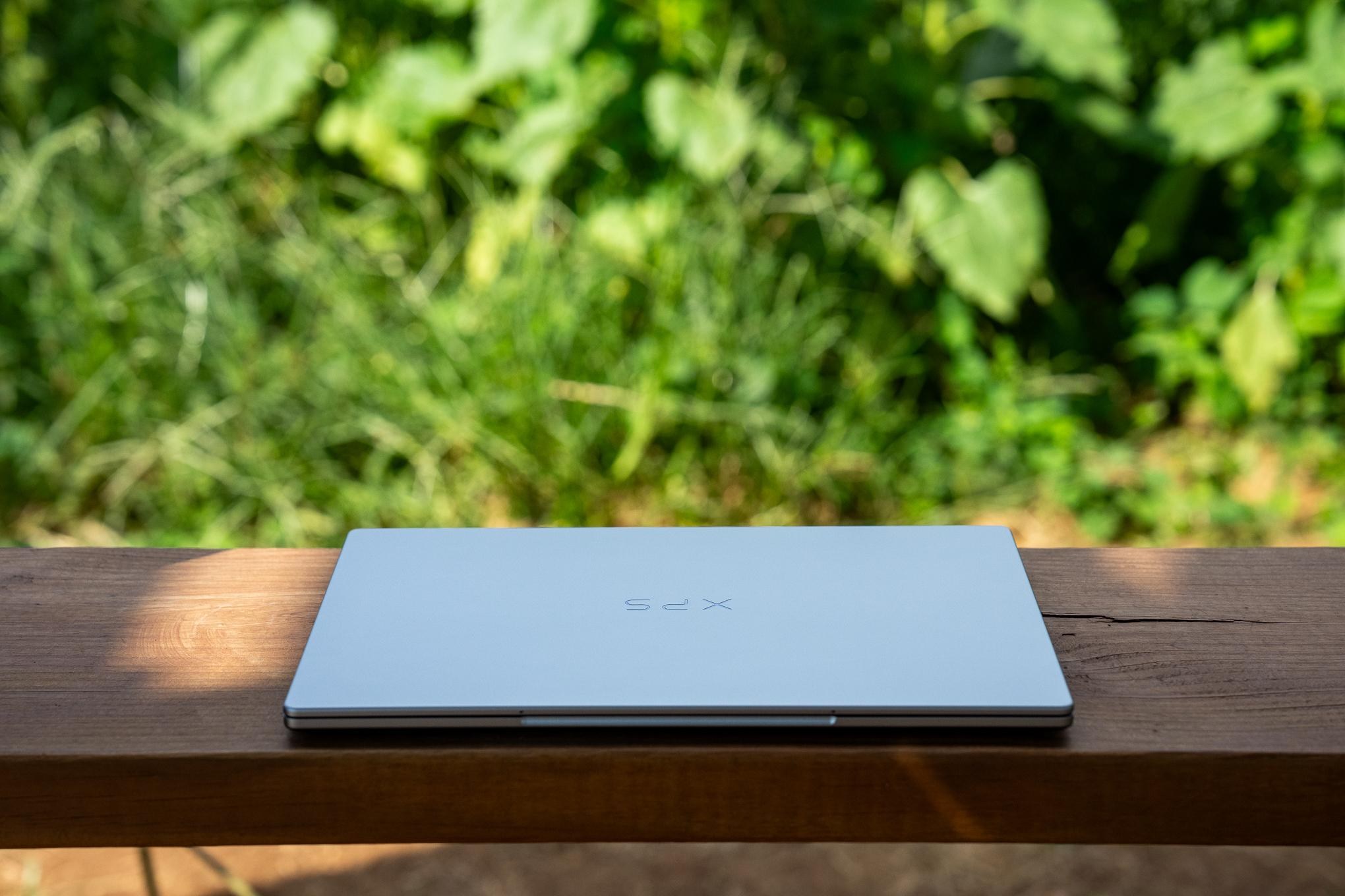 Dell XPS 13 đóng nắp nhìn từ trên