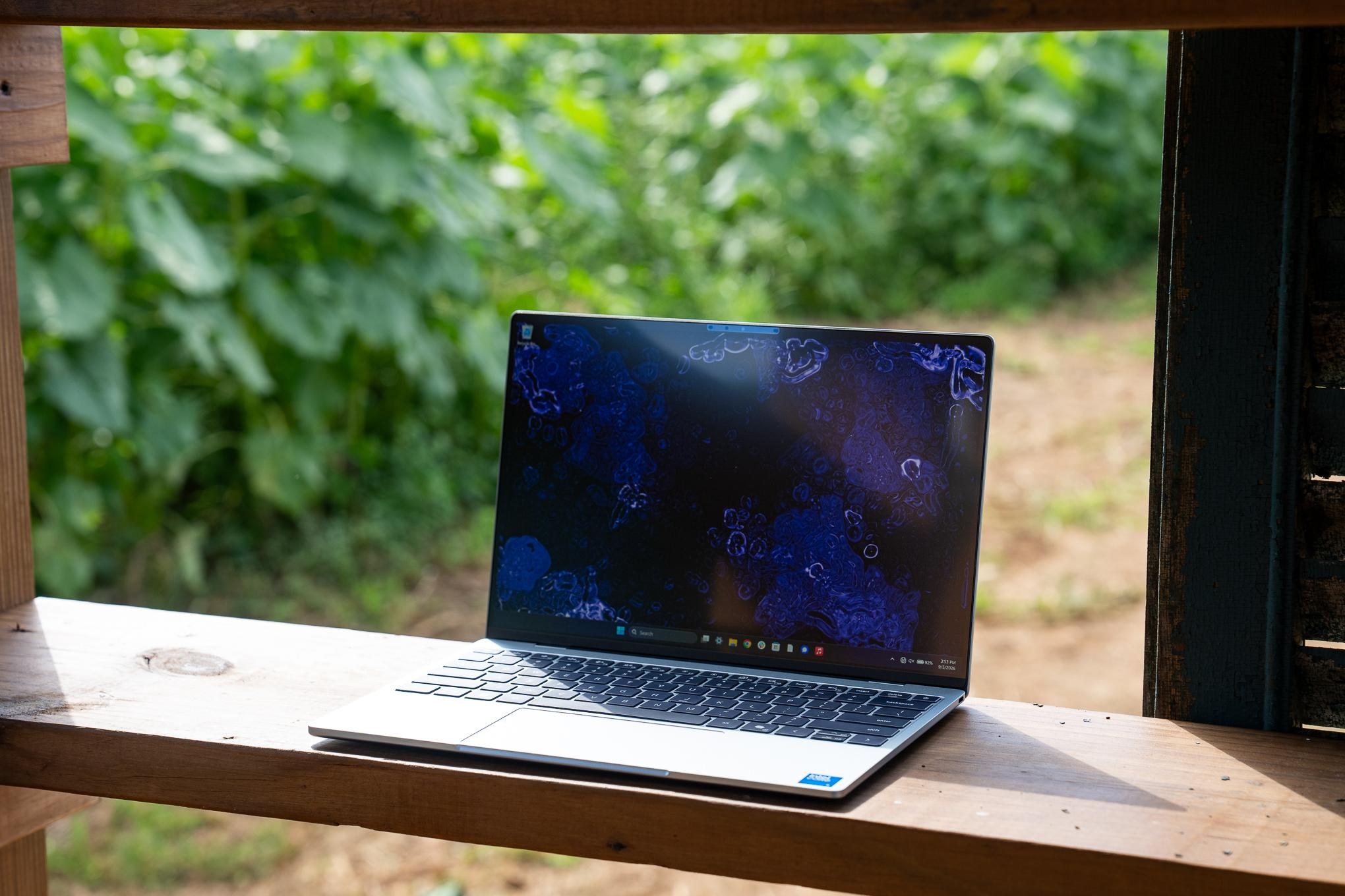 Dell XPS 13 mở máy trên kệ