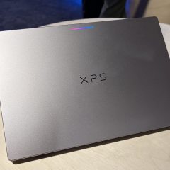 Dell XPS Googlebook với dải đèn Glowbar trên mặt lưng