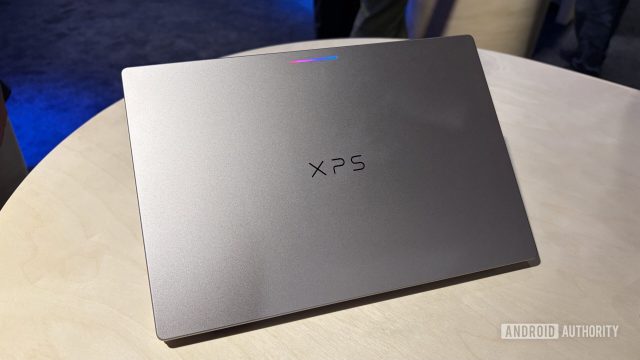 Dell XPS Googlebook với dải đèn Glowbar trên mặt lưng
